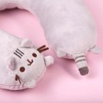 Pusheen Poduszka podróżnika prezent dla niej