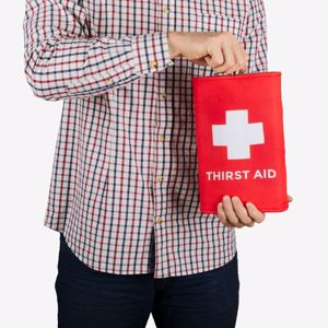 Gigantyczna piersiówka Thirst Aid prezent dla taty