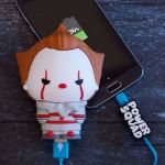 PowerSquad - Powerbank Pennywise gadżety z filmu TO prezent  do telefonu dla niego