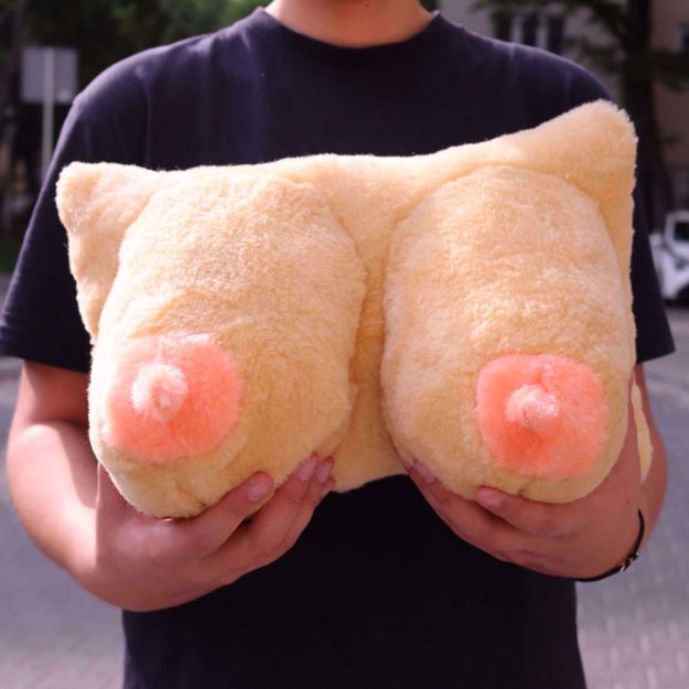 prezent na kawalerski poduszka z biustem kobiety