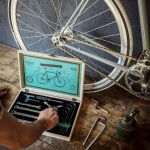 Zestaw dla Rowerzysty w drewnianej Skrzynce – 13 elementów gadżet dla rowerzysty