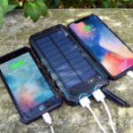Praktyczny powerbank 20 000 mAh z funkcją krzesiwa, latarki i panelem solarnym