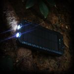 Latarka z Powerbankiem 20 000 mAh dodatkowo posiada krzesiwo i panel solarny dla faceta i kobiet