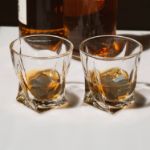 Zakręcone Szklanki do Whisky Twisted z Kamiennymi Kostkami dla Niego