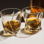 Ciekawy Komplet do Starej Whisky Twisted ze szklankami i kostkami do whisky 