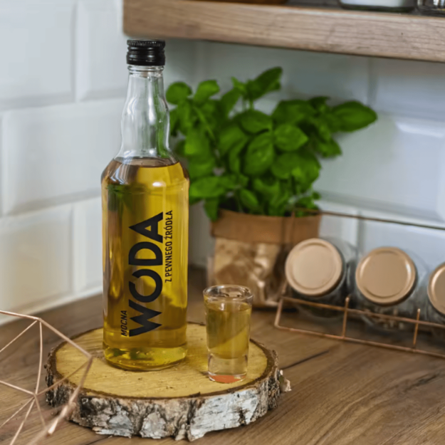 szklana butelka mocna woda