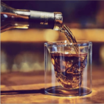 kieliszek z czaszką do whisky i espresso