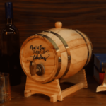 mała beczka na alkohol z podstawą