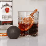 szklanka whisky z kamieniem chłodzącym