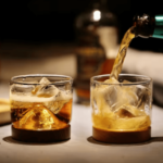elegancka szklanka whisky stożek