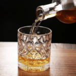 szklanka whisky z wzorem
