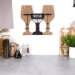 uchwyt na wino z drewna i metalu