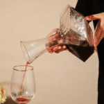 elegancki dekantater czerwonego wina