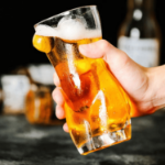 zabawne szkło do drinków kobieta
