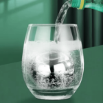 kulki lodowe stal nierdzewna w szklance whisky