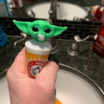 Wyciskacz do pasty w kształcie Baby Yoda