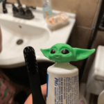 Wyciskacz do pasty w kształcie Baby Yoda