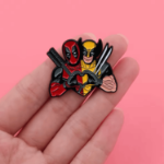 przypinka deadpool i wolverine emaliowana