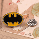 broszka batman logo metalowa emaliowana