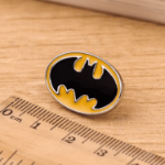broszka batman logo metalowa emaliowana