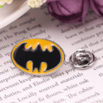broszka batman logo metalowa emaliowana
