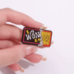 przypinka willy wonka golden ticket emaliowana