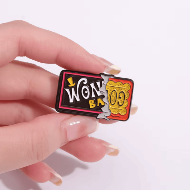 przypinka willy wonka golden ticket emaliowana