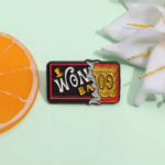 przypinka willy wonka golden ticket emaliowana