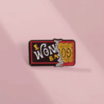 przypinka willy wonka golden ticket emaliowana