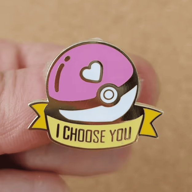 przypinka emaliowana pokemon pokeball różowy