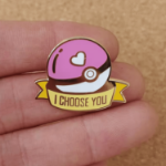 przypinka emaliowana pokemon pokeball różowy