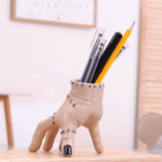 Pojemnik ręka horror uchwyt na długopisy halloween dekoracja