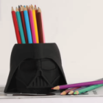 Uchwyt na długopisy Darth Vader czarny organizer biurkowy