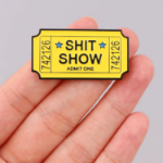 Przypinka shit show admit one bilet pin śmieszna broszka