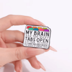 Przypinka my brain has too many tabs open pin programista