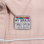 Przypinka my brain has too many tabs open pin programista