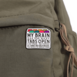 Przypinka my brain has too many tabs open pin programista