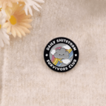 Przypinka daily shitstorm survivors club pin emaliowany
