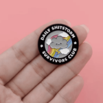 Przypinka daily shitstorm survivors club pin emaliowany