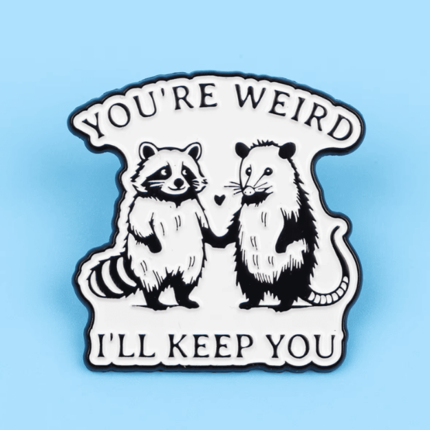 Przypinka you’re weird i’ll keep you pin szop opos emaliowany