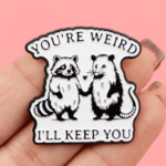 Przypinka you’re weird i’ll keep you pin szop opos emaliowany