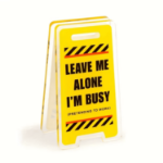 Znak biurkowy Leave Me Alone I’m Busy akrylowy