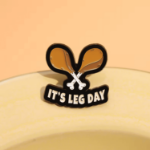 Broszka It’s Leg Day – emaliowana przypinka fitness, prezent na siłownię