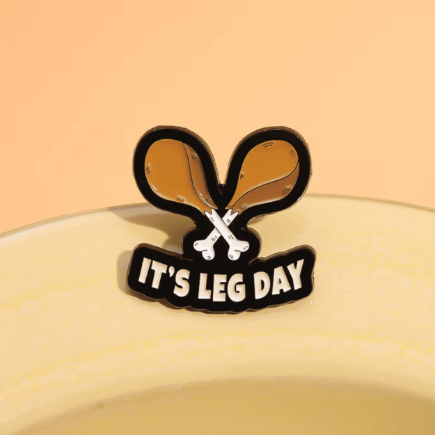 Broszka It’s Leg Day – emaliowana przypinka fitness, prezent na siłownię