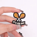 Broszka It’s Leg Day – emaliowana przypinka fitness, prezent na siłownię