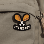 Broszka It’s Leg Day – emaliowana przypinka fitness, prezent na siłownię