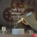 Lampka LED z tablicą do pisania – akrylowa tablica z markerem USB