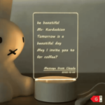 Lampka LED z tablicą do pisania – akrylowa tablica z markerem USB