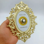 Dzwonek „Press for Champagne” – złota dekoracja vintage do domu