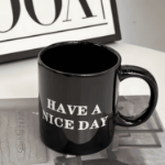 Kubek „Have a Nice Day” – śmieszny kubek z ukrytym gestem